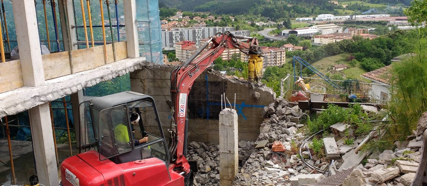 Demoliciones con maquinaria ligera